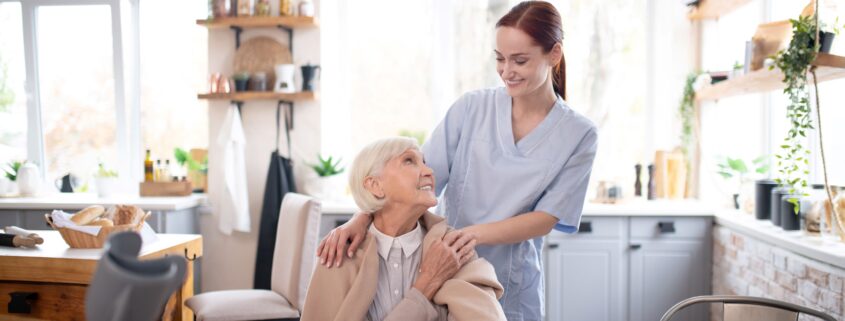 Eine ältere Rentnerin ist ihrer angenehmen Betreuerin dankbar