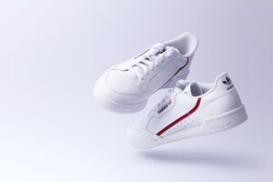 Weiße adidas Low-Top-Sneaker