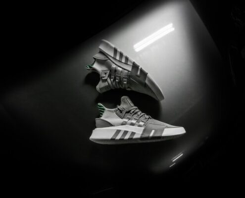 Graustufen-Fotopaar adidas-Schuhe