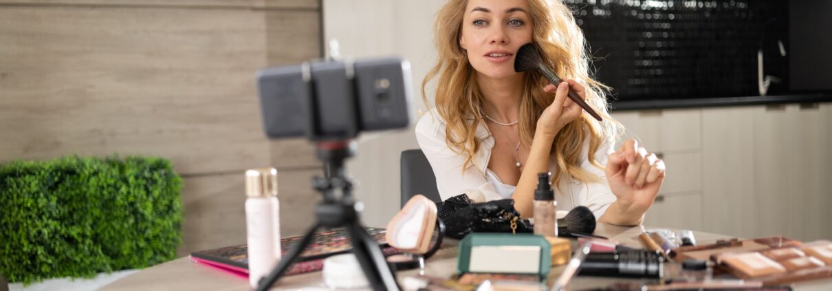 Junge schöne kaukasische Frau, professionelle Beauty-Bloggerin oder Vloggerin, schreibt Make-up-Tutorial, um es in den sozialen Medien zu teilen.