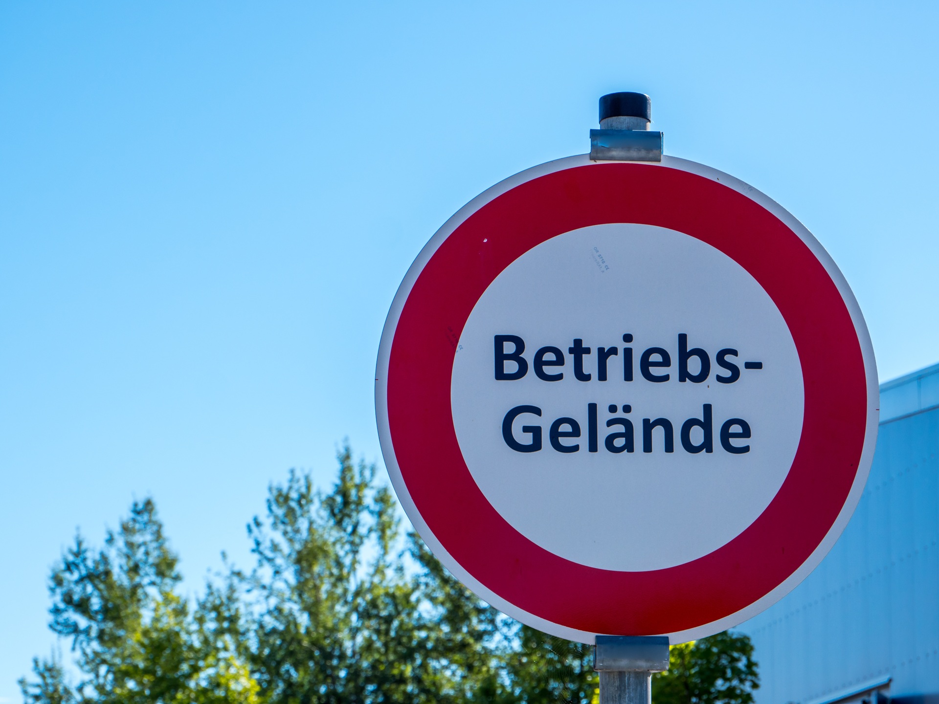 Verbotsschild am Werkseingang | Personenleitsystem 