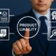 Anwalt für Produkthaftung erklärt Haftungsrisiken anhand digitaler Symbole zu Produktsicherheit, Kontrolle und Qualitätsmanagement
