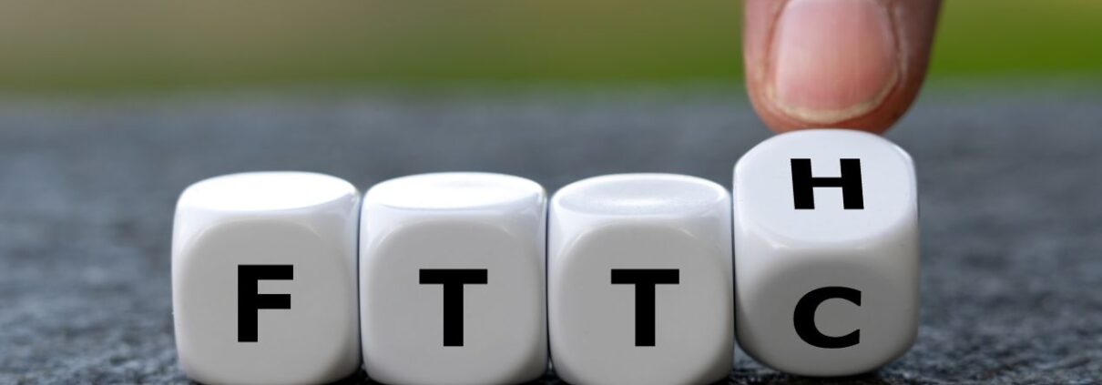 Weiße Wuerfel mit den Buchstaben FTTH – Symbolbild fuer Internetanschluss und FTTH Zubehoer