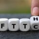 Weiße Wuerfel mit den Buchstaben FTTH – Symbolbild fuer Internetanschluss und FTTH Zubehoer