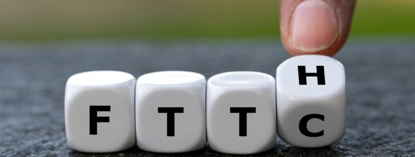 Weiße Wuerfel mit den Buchstaben FTTH – Symbolbild fuer Internetanschluss und FTTH Zubehoer