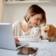 Hund im Homeoffice neben Laptop | Pernaturam