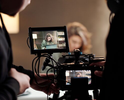 Videoproduktion Berlin – Kamera Team beim Dreh einer Szene mit professioneller Technik und kreativer Umsetzung
