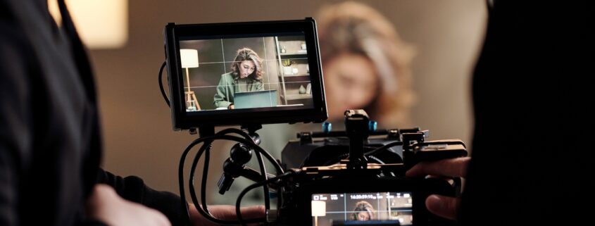 Videoproduktion Berlin – Kamera Team beim Dreh einer Szene mit professioneller Technik und kreativer Umsetzung