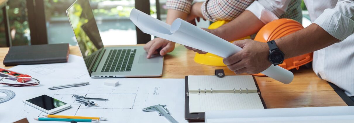 Zwei Fachleute besprechen technische Pläne an einem modernen Arbeitsplatz – Symbolbild für industrielle Präzision und Projektplanung.