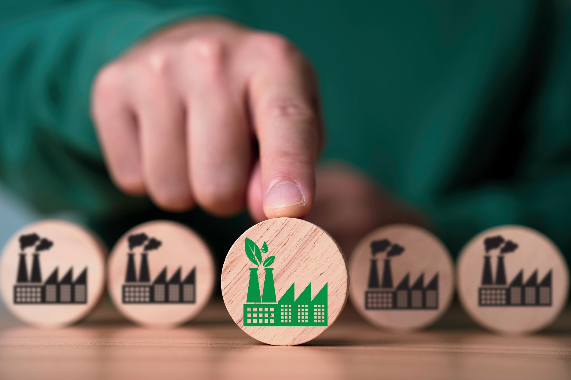 Symbol für nachhaltige Fertigung: Grünes Werkssymbol mit Fokus auf umweltfreundliche industrielle Produktion