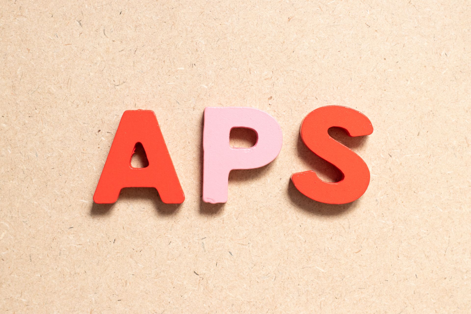 Holzbuchstaben APS auf hellem Hintergrund als Symbol fuer advanced planning and scheduling