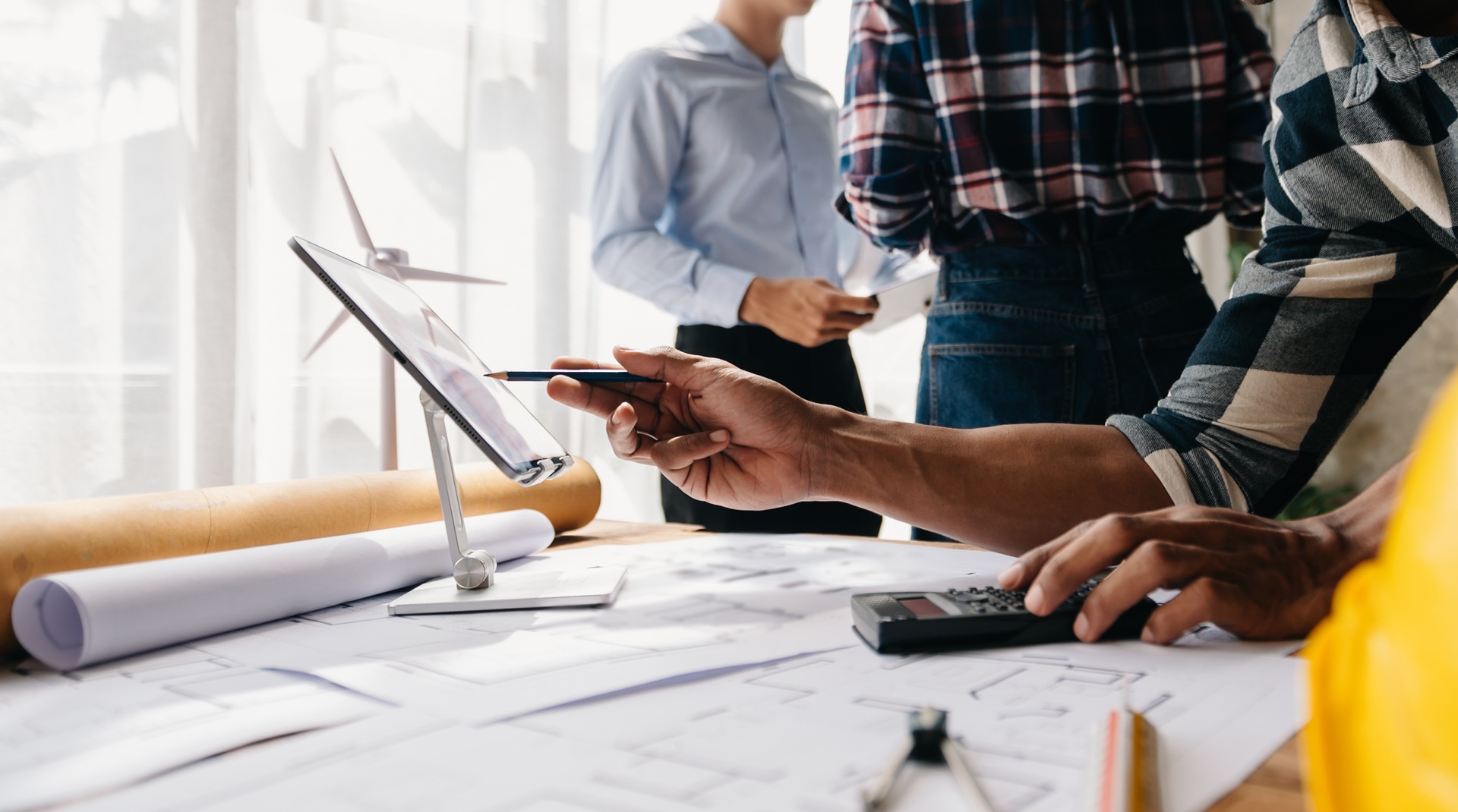 Ingenieurteam analysiert Energiepläne auf Tablet | Heizölpreise NRW