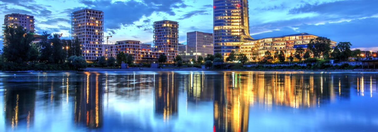 abendansicht moderner buerogebaeude in budapest symbol fuer firma in ungarn gruenden und wirtschaftswachstum