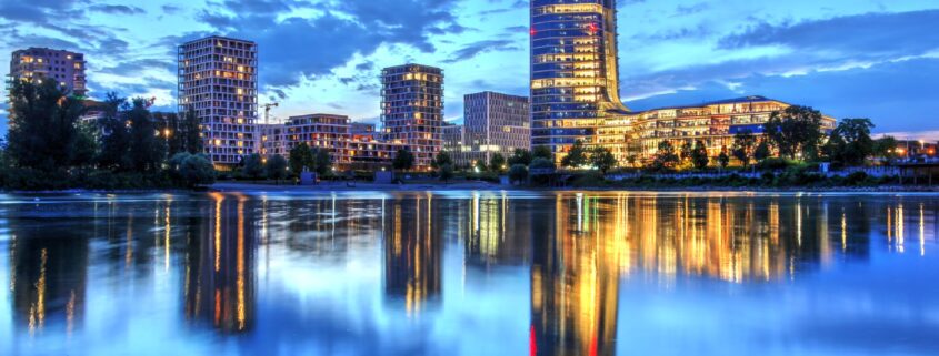 abendansicht moderner buerogebaeude in budapest symbol fuer firma in ungarn gruenden und wirtschaftswachstum