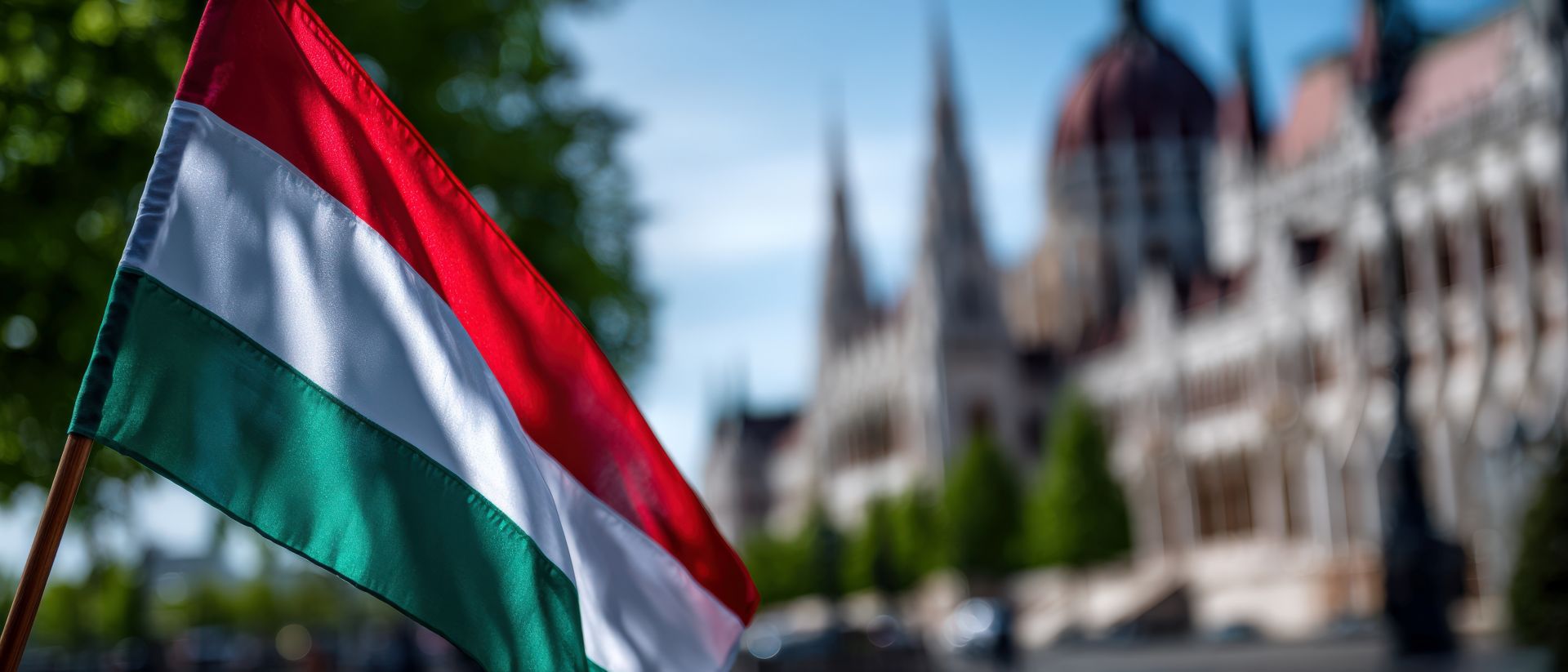 ungarische flagge vor parlamentsgebaeude in budapest symbol fuer standort und firma in ungarn gruenden