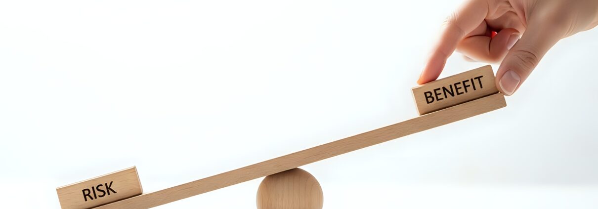 Hand bewegt Holzwaage mit Risk und Benefit | Gebäudereinigung