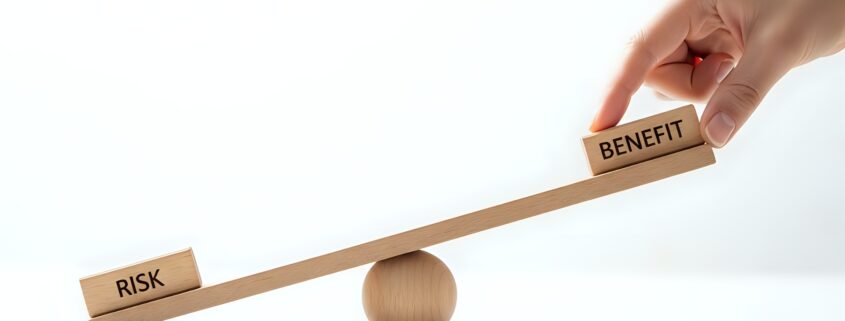 Hand bewegt Holzwaage mit Risk und Benefit | Gebäudereinigung