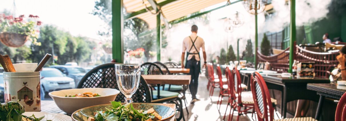 Sommerliche Restaurantterrasse mit frisch servierten Salaten | Eistheke