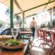 Sommerliche Restaurantterrasse mit frisch servierten Salaten | Eistheke