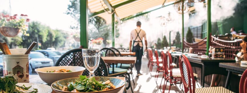 Sommerliche Restaurantterrasse mit frisch servierten Salaten | Eistheke